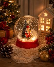 Weihnachtliche LED-Schneekugel mit Spieluhr, 21 x 21 x 24 cm, Weihnachtsmann mit Christbaum *3875